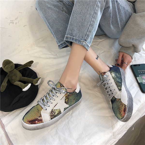 Tavaszi női tornacipő flitterekkel, lapos talppal