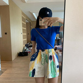 Modern rövidnadrág színes mintával, magas derékkal