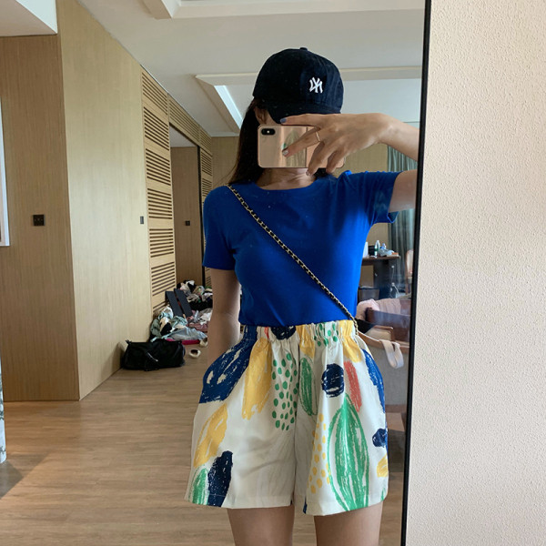 Modern rövidnadrág színes mintával, magas derékkal