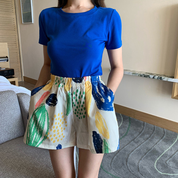Modern rövidnadrág színes mintával, magas derékkal