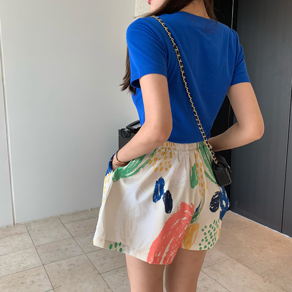 Modern rövidnadrág színes mintával, magas derékkal