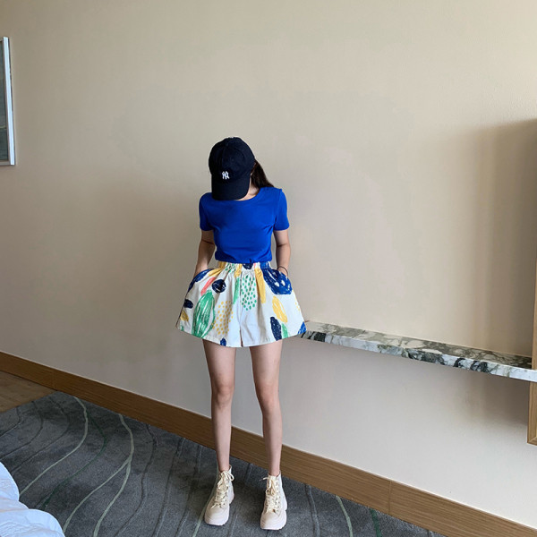 Modern rövidnadrág színes mintával, magas derékkal