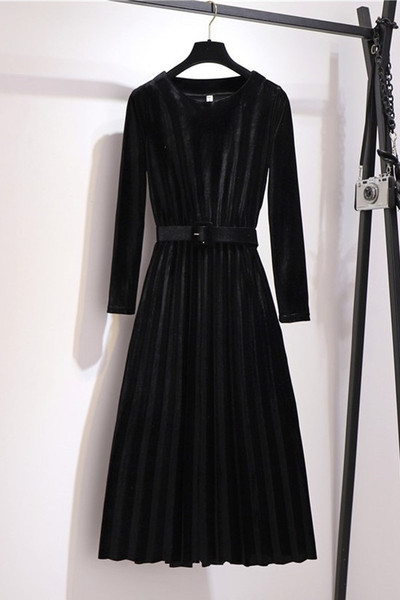 Stilinga moteriška aksominė suknelė su vidutinio ilgio ir juosmens diržu