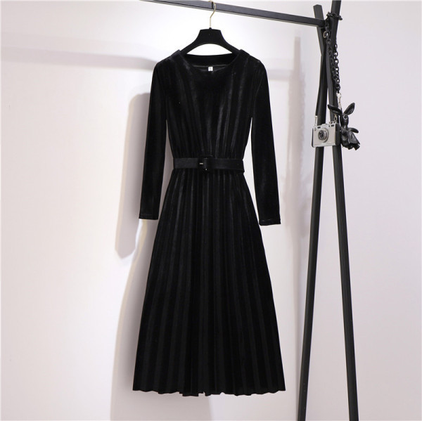 Stilinga moteriška aksominė suknelė su vidutinio ilgio ir juosmens diržu