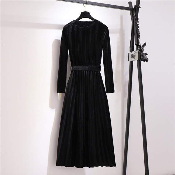 Stilinga moteriška aksominė suknelė su vidutinio ilgio ir juosmens diržu