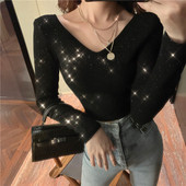 Pieguloša sieviešu blūze ar špica kakla izgriezumu un spīdīgām daļiņām