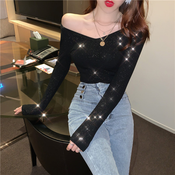 Pieguloša sieviešu blūze ar špica kakla izgriezumu un spīdīgām daļiņām