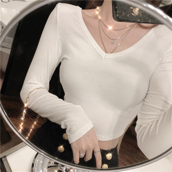 Pieguloša sieviešu blūze ar špica kakla izgriezumu un spīdīgām daļiņām