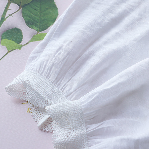 Ležerna ženska košulja s čipkom - široki model s okruglim izrezom