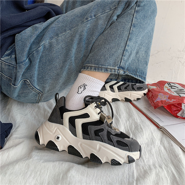 Alkalmi női tornacipő magas talppal