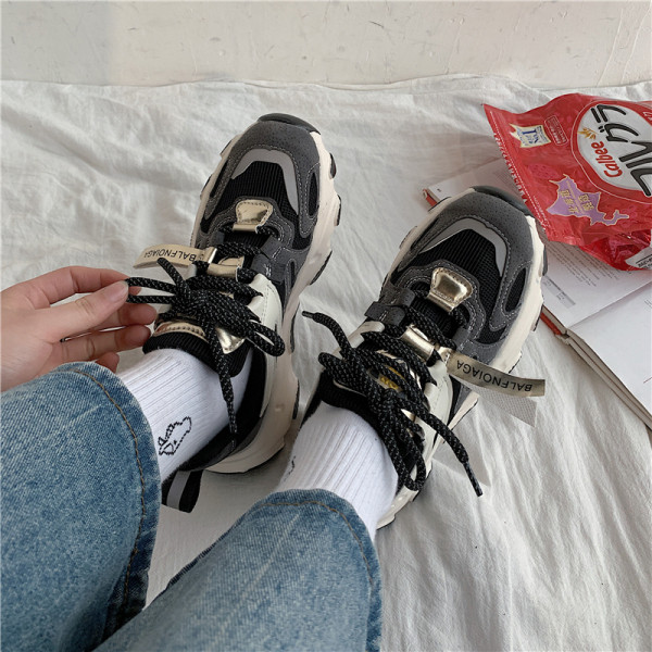 Alkalmi női tornacipő magas talppal