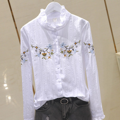 Cămașă de damă de ultimă generație, cu broderie colorată și decolteu rotund