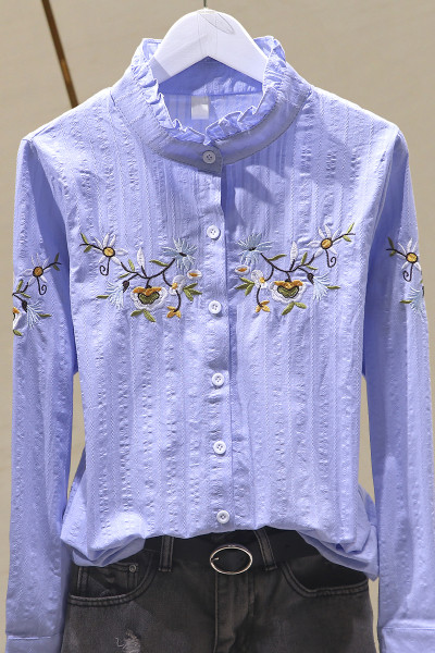 Cămașă de damă de ultimă generație, cu broderie colorată și decolteu rotund