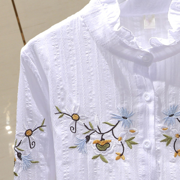 Cămașă de damă de ultimă generație, cu broderie colorată și decolteu rotund