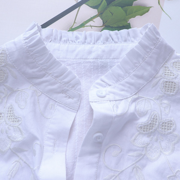 Modern női ing hímzéssel és kerek nyakkivágással