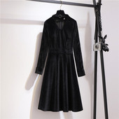 Rochie de dama eleganta din catifea model croiat cu maneci lungi si decupaj