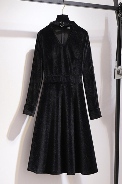 Rochie de dama eleganta din catifea model croiat cu maneci lungi si decupaj