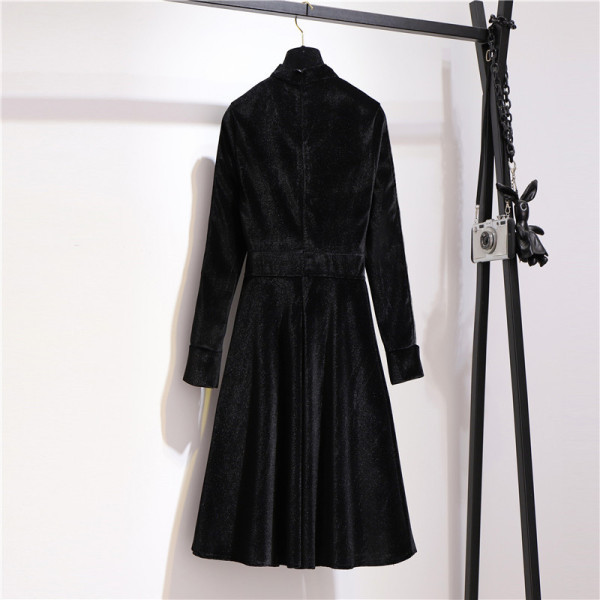 Rochie de dama eleganta din catifea model croiat cu maneci lungi si decupaj