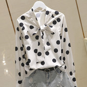 Cămașă de damă actuală cu buline și panglică la guler