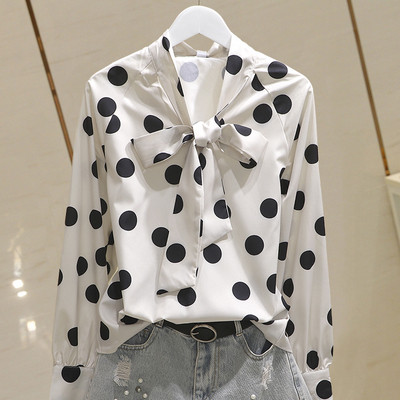 Cămașă de damă actuală cu buline și panglică la guler