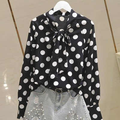 Cămașă de damă actuală cu buline și panglică la guler