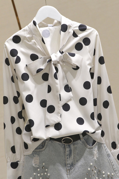Cămașă de damă actuală cu buline și panglică la guler