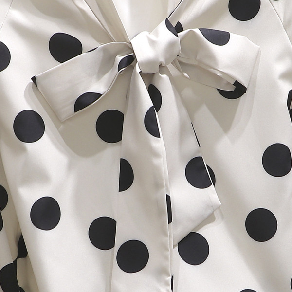 Cămașă de damă actuală cu buline și panglică la guler