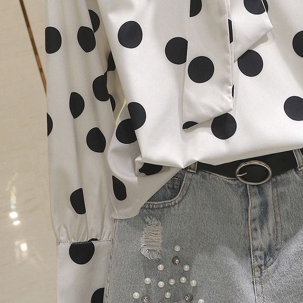 Cămașă de damă actuală cu buline și panglică la guler