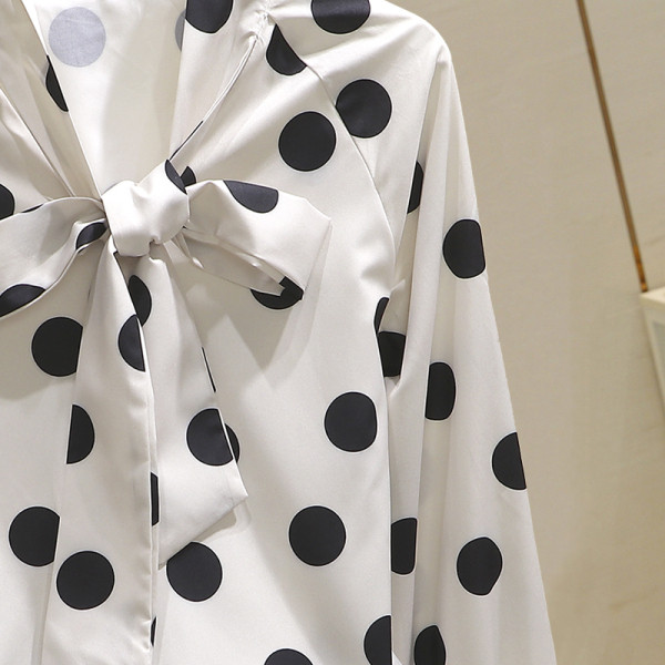 Cămașă de damă actuală cu buline și panglică la guler