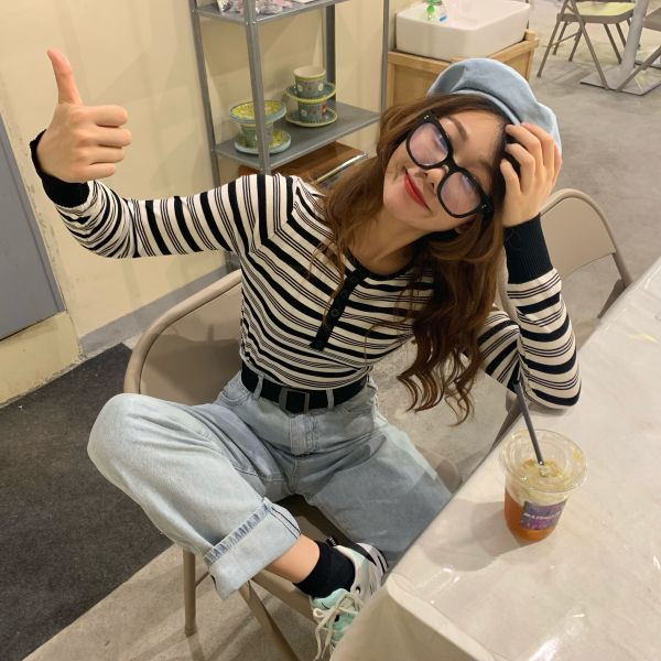 Ikdienas īsa svītraina blūze ar garām piedurknēm