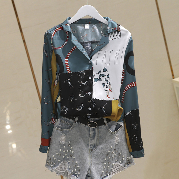 Moteriški modernūs marškiniai su klasikine apykakle ir spalvingomis aplikacijomis