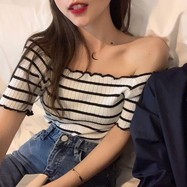 Női testhezálló csíkos blúz rövid ujjal és csupasz váll