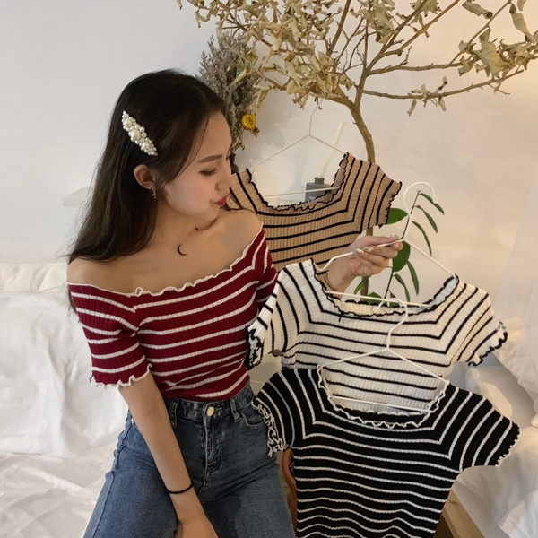 Női testhezálló csíkos blúz rövid ujjal és csupasz váll