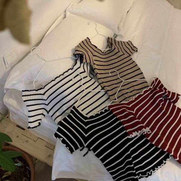 Női testhezálló csíkos blúz rövid ujjal és csupasz váll