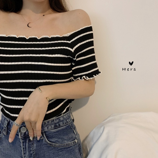 Női testhezálló csíkos blúz rövid ujjal és csupasz váll