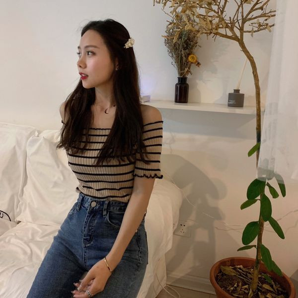 Női testhezálló csíkos blúz rövid ujjal és csupasz váll