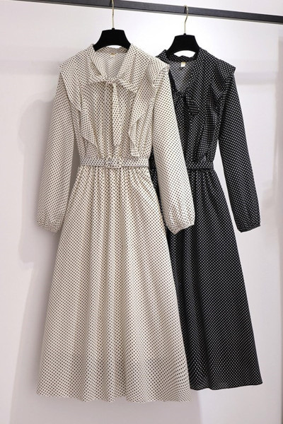 Retro női hosszú pöttyös ruha szalaggal és övvel