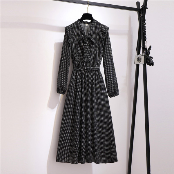 Retro női hosszú pöttyös ruha szalaggal és övvel