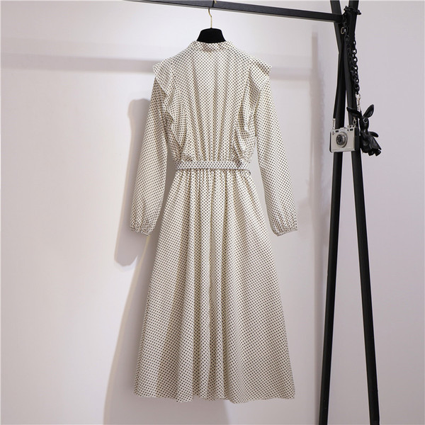 Retro női hosszú pöttyös ruha szalaggal és övvel