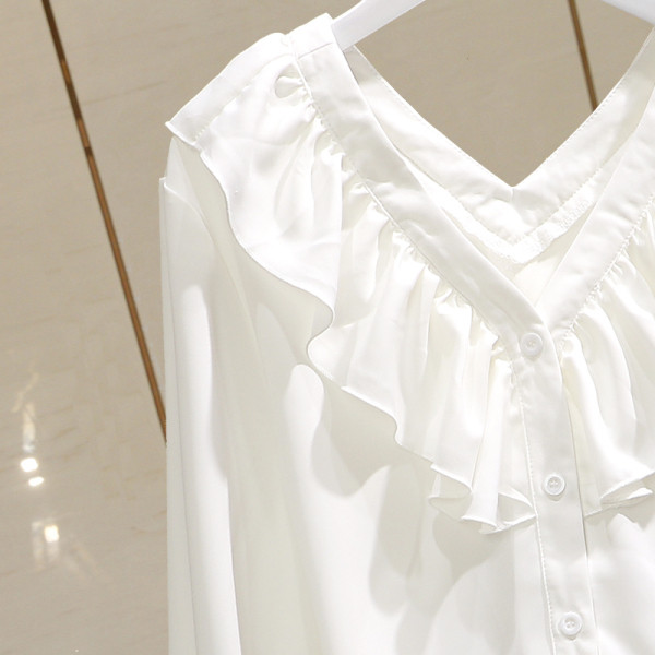 Stilingi moteriški marškiniai su špico iškirpte ir garbanomis