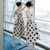 Ženska duga točkasta haljina na tanke naramenice - model kroja