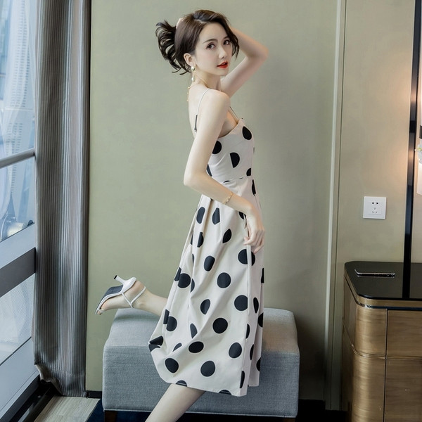 Ženska duga točkasta haljina na tanke naramenice - model kroja