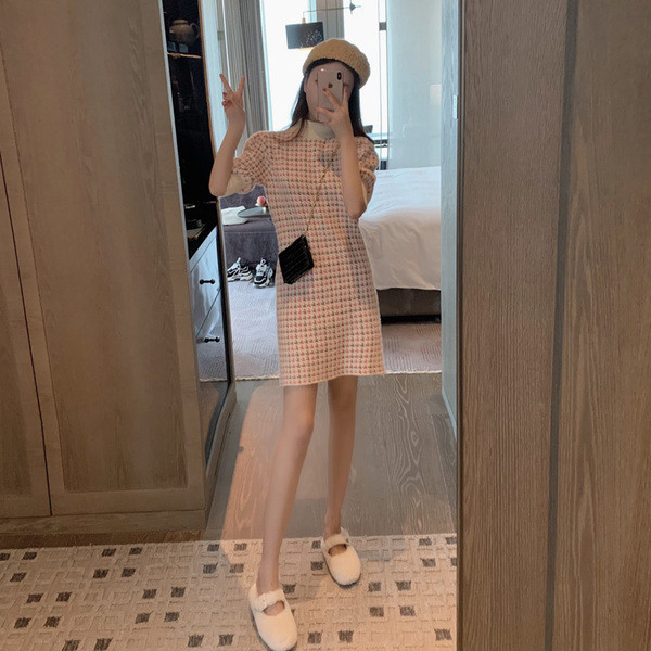 Modern női ruha félmagas gallérral