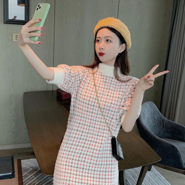 Modern női ruha félmagas gallérral