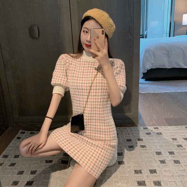 Modern női ruha félmagas gallérral