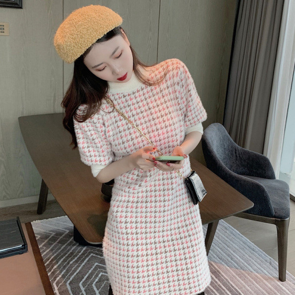 Modern női ruha félmagas gallérral