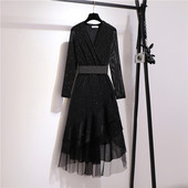 Spīdīga sieviešu kleita ar V veida kakla izgriezumu un tillu