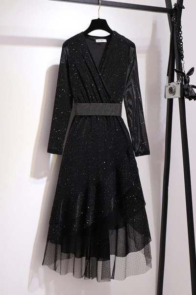 Spīdīga sieviešu kleita ar V veida kakla izgriezumu un tillu