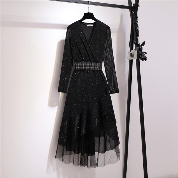 Spīdīga sieviešu kleita ar V veida kakla izgriezumu un tillu