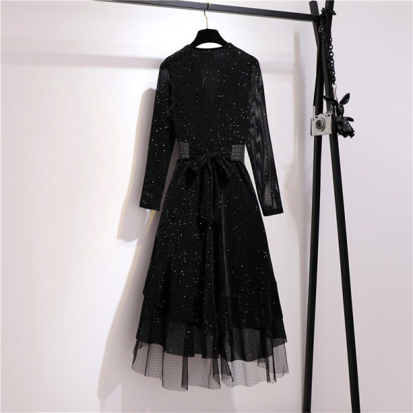 Spīdīga sieviešu kleita ar V veida kakla izgriezumu un tillu